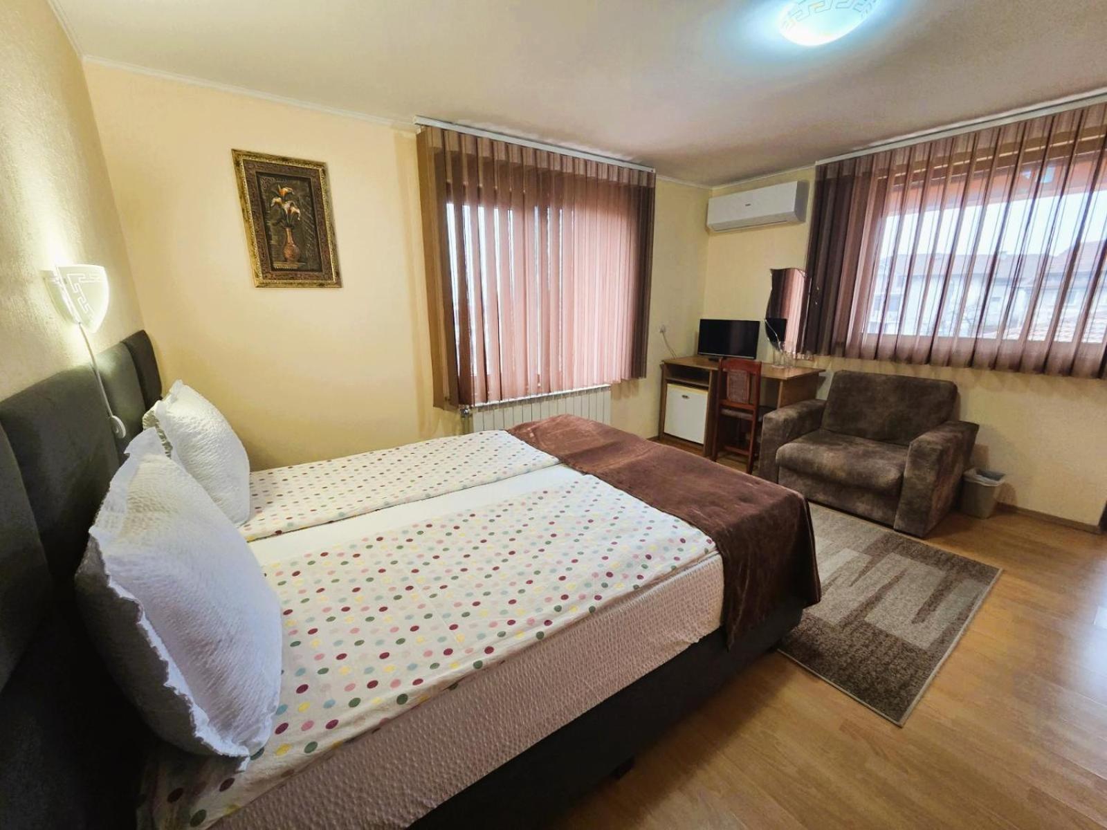 Family Hotel Dalia 벨린그래드 외부 사진