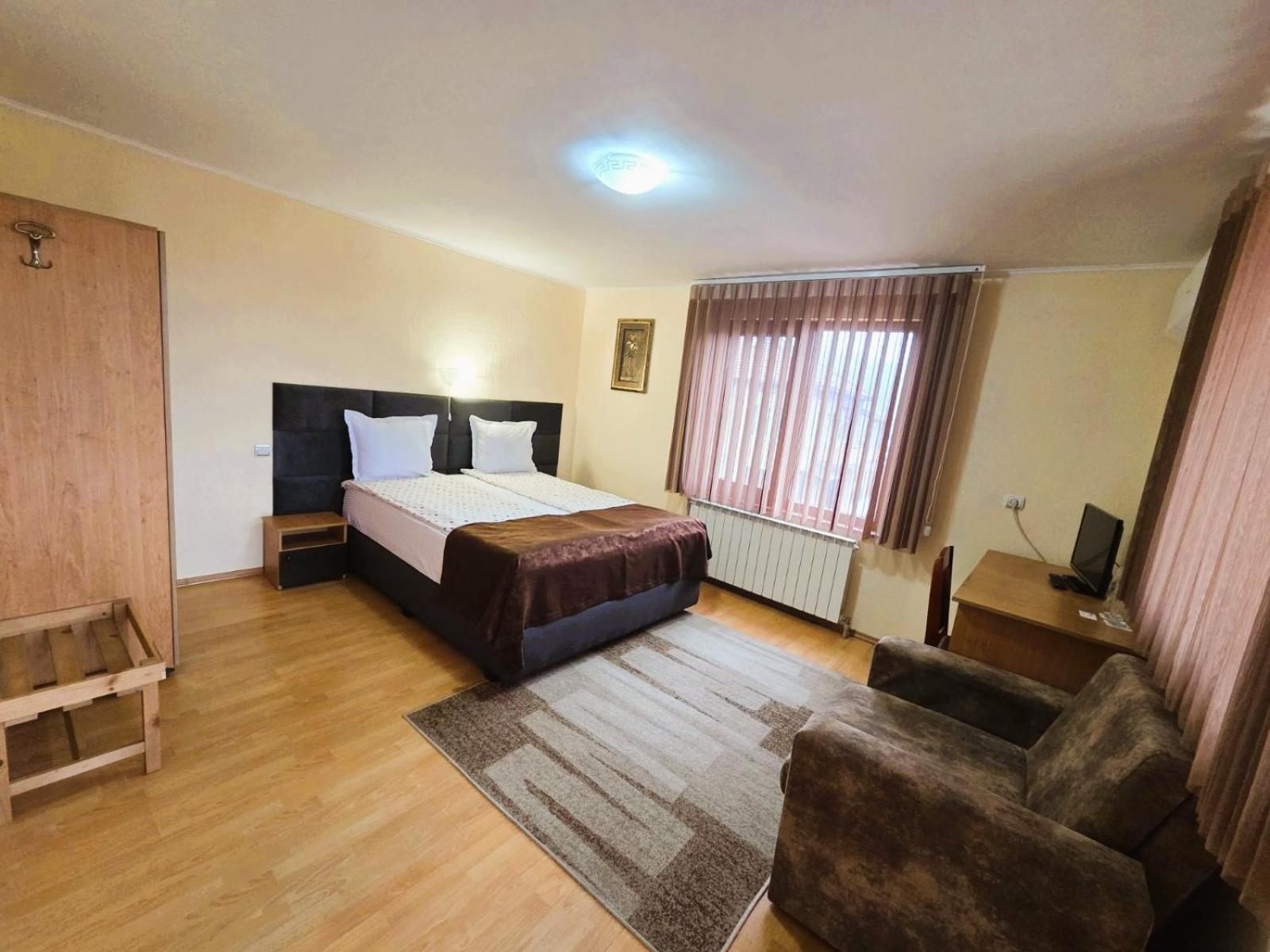 Family Hotel Dalia 벨린그래드 외부 사진