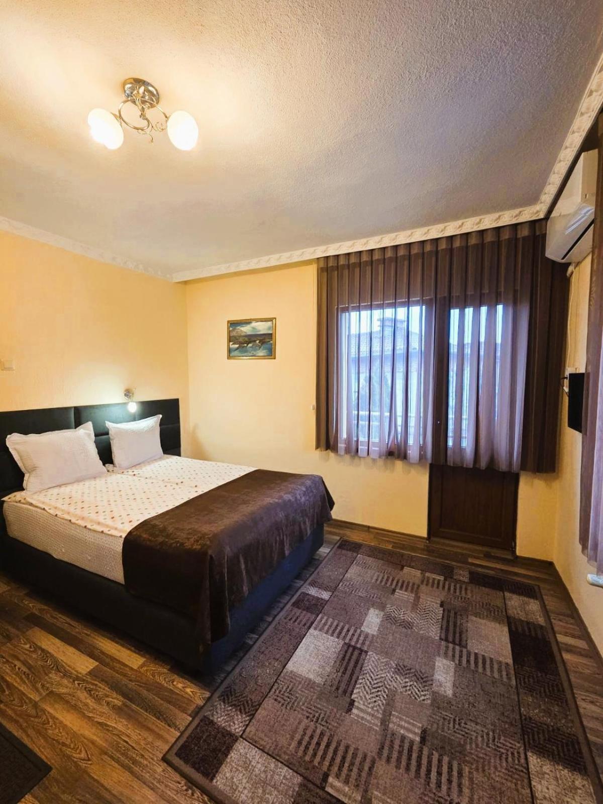 Family Hotel Dalia 벨린그래드 외부 사진