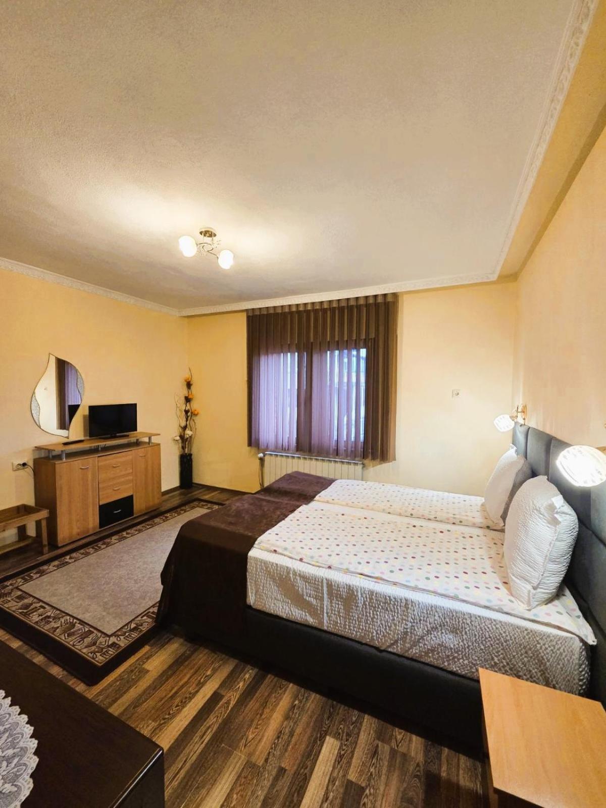 Family Hotel Dalia 벨린그래드 외부 사진