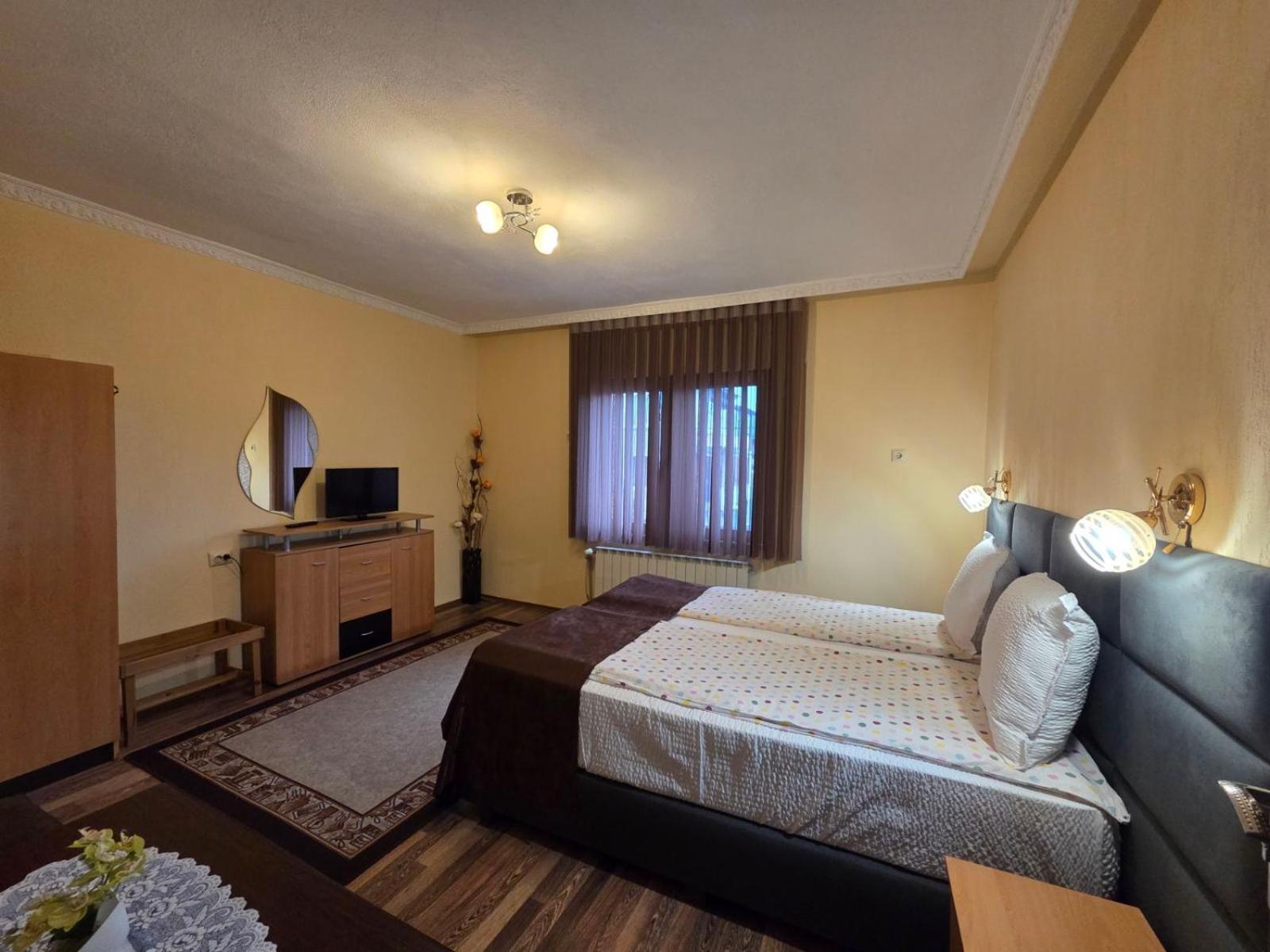 Family Hotel Dalia 벨린그래드 외부 사진